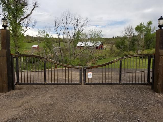 Wavy-top double ranch gate