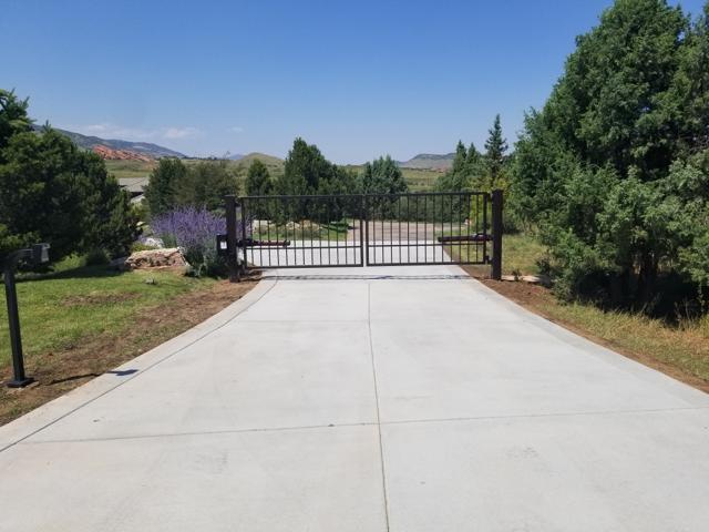 Automated double gate on a concrete drive
