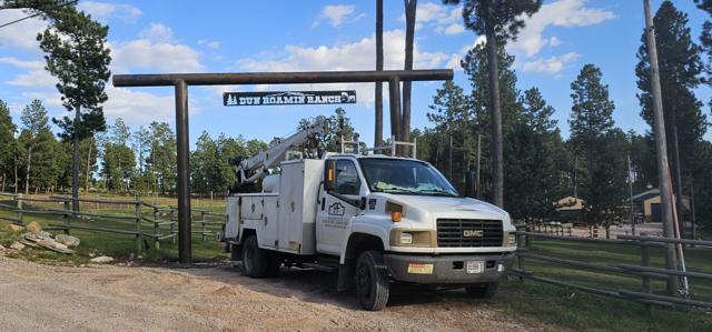 Paraform Gates crane truck under the Dun Roamin Ranch entrance
