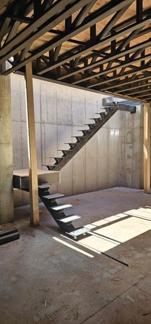 Floating steel staircase
